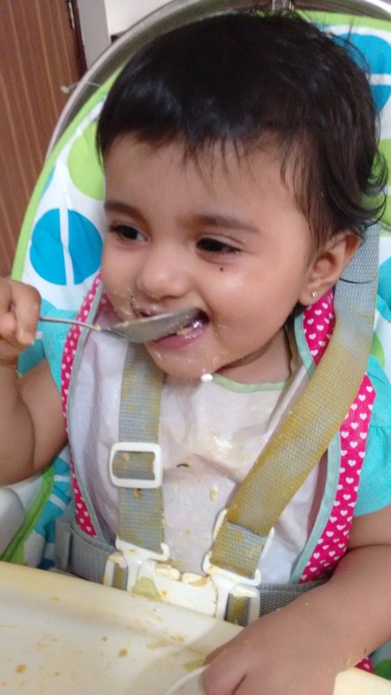 toddler eating_432x768